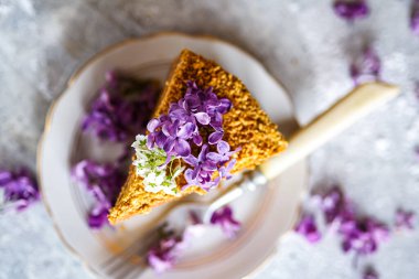 Doğal çiçeklerin romantik dekoru.