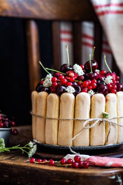 Koyu arkaplanda yaz meyveli kek