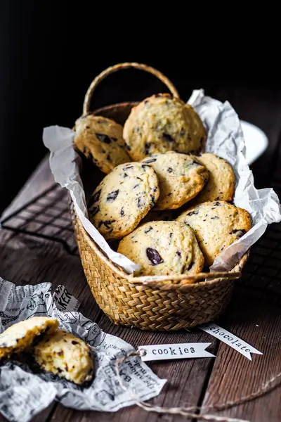 hediye olarak bir sepet kurabiye.