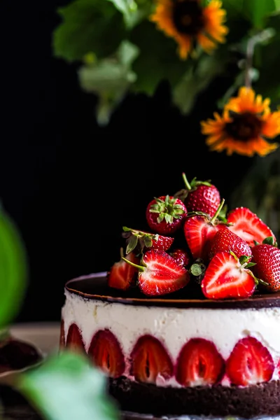 Çikolatalı ve çilekli cheesecake.