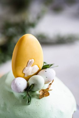Çocuklar için Paskalya tavşanı. bahar