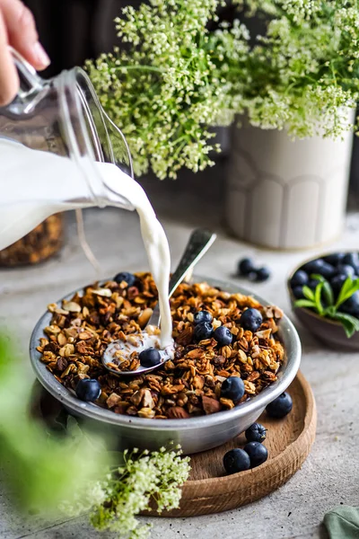 Sağlıklı bir kahvaltı için sütlü granola.