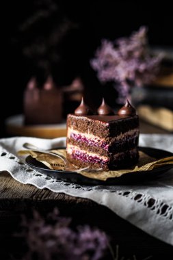 Büyük bir dilim çikolatalı pasta.