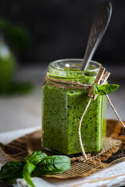 Parlak yeşil fesleğenden yapılmış İtalyan pesto sosu.