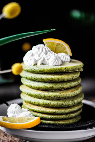 Sağlıklı kahvaltı. Kremalı gözleme, kivi, limon ve nane. Kahvaltı.