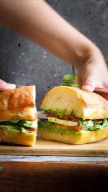 Sağlıklı beslenme. fast food. Sandviç kesimi. organik gıda 