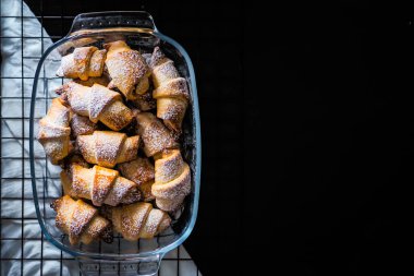 Fırından taze pişmiş kruvasanlar. kalori yiyeceği