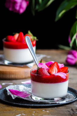 Taze tatlı. Panna cotta dekorasyon tatlısı. Hizmet estetiği