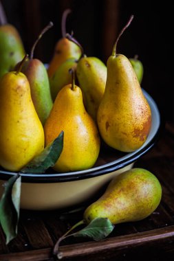 organik meyveler olgun armutlar iyi hasat