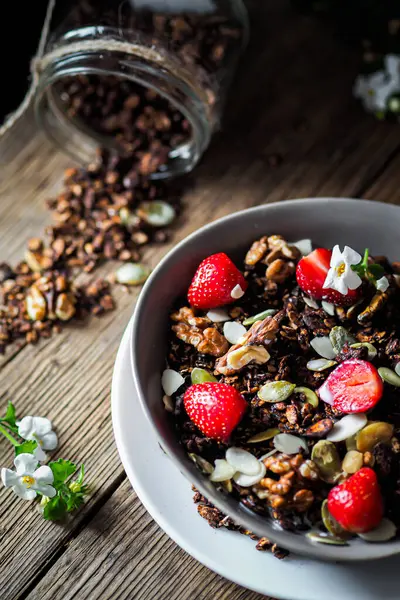 Kahvaltı. Sağlıklı kahvaltı. Böğürtlenli granola Yaz yemeği. Çilek.