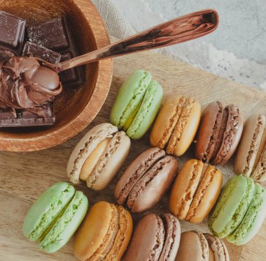 Ahşap masada nefis bir kurabiye.