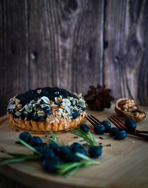 Yaban mersini ve fındıklı ev yapımı kek..