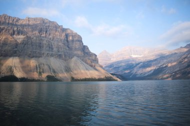 Pruva Gölü ve dağ manzarası