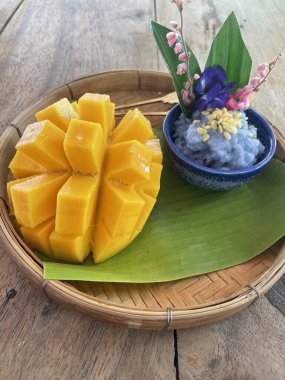 Tayland yemeği sınıfı tatlı, mango yapışkan pirinç ve hindistan cevizi sütü.