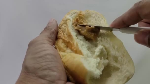 巴西圣保罗苏萨诺18日 在面包上涂花生酱 — 图库视频影像
