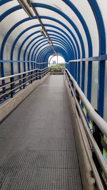 Corredor Coberto Rampa Para Proteger Chuva Sol Nesta Estação Ônibus — Vídeo de Stock