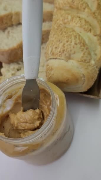 Espalhando Deliciosa Manteiga Amendoim Pão Deliciosa Manteiga Amendoim Com Baguete — Vídeo de Stock