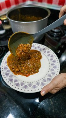 Domates soslu kıyma geleneksel Brezilya atıştırmalığı.