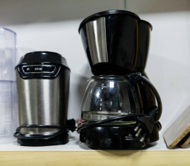 Ev aletleri. Kahve makinesi, sandviç makinesi ve bardak karıştırıcı.
