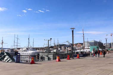 Fiyort Şehri, Oslo, Norveç - 27 Mart 2017: tekneli plazanın yanındaki sahil iskelesi