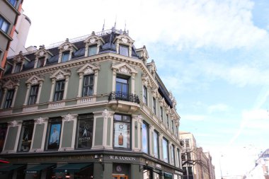 W.B. Samson mağazası, Karl Johans kapısı, Egertorget Meydanı, Oslo, Norveç - 27 Mart 2018: Norveç bina ve mağazaları. Auster Akademisi. 