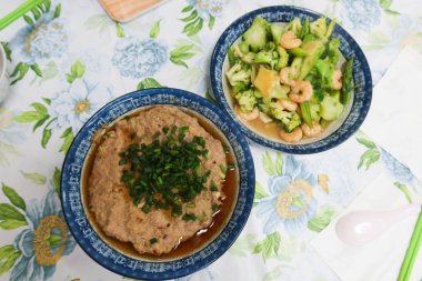 Hong Kong Kanton usulü ev yapımı ev yapımı et köftesi, kızarmış brokoli ve karidesi mavi ve beyaz tabakta karıştırın.