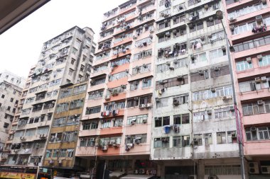 Sham Shui Po, Hong Kong - 30 Ocak 2016: Eski apartman binaları veya Çince 'de 