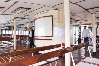 Tsim Sha Tsui, Hong Kong - 30 Ocak 2016: Yolcularla dolu yıldız feribot koltuğu
