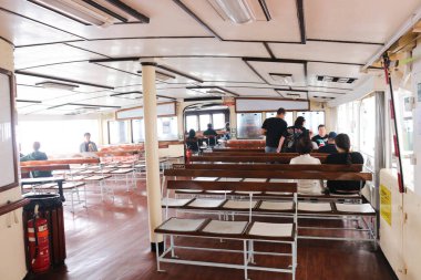 Tsim Sha Tsui, Hong Kong - 30 Ocak 2016: Yolcularla dolu yıldız feribot koltuğu