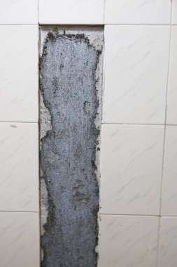 Çiğ çimento dokusu, yanına sarı kiremitler yerleştirilmeye hazır.