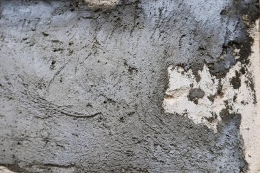 Çiğ çimento dokusu, yanına sarı kiremitler yerleştirilmeye hazır.