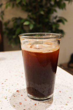 Buzlu Americano kahvesini şeffaf bardakta kapatıyoruz.