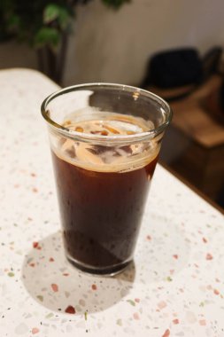 Buzlu Americano kahvesini şeffaf bardakta kapatıyoruz.