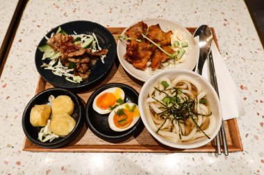 Japon sofrası, çorba, haşlanmış yumurta, kızarmış domuz eti, kızarmış tavuk ve kaşık çubuklu kızarmış yumurta tofusu da dahil olmak üzere 5 farklı yemek.