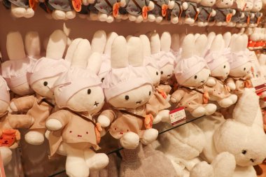 Ise, Mie, Japonya - 19 Temmuz 2024 Miffy mağazasında asılı oyuncak bebekler