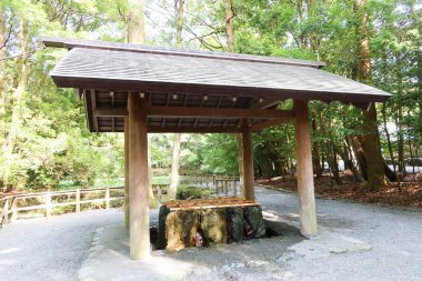 Ise, Mie, Japonya- 19 Temmuz 2024: Japon tapınağı tapınağı ve yıkama yeri Ise Büyük Tapınağı 'nda Tanrı' ya kavuşmadan önce temizlenmeye benzer.