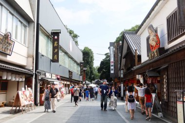 Grand Ise Tapınağı, Ise, Mie, Japonya - 19 Temmuz 2024: Tapınağın dışındaki eski geleneksel alışveriş caddesi aperatifler, kaynak dükkânı ve restuarant