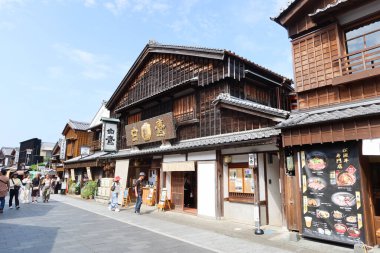 Grand Ise Tapınağı, Ise, Mie, Japonya - 19 Temmuz 2024: Tapınağın dışındaki eski geleneksel alışveriş caddesi aperatifler, kaynak dükkânı ve restuarant