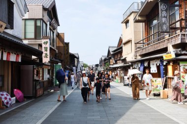 Grand Ise Tapınağı, Ise, Mie, Japonya - 19 Temmuz 2024: Tapınağın dışındaki eski geleneksel alışveriş caddesi aperatifler, kaynak dükkânı ve restuarant