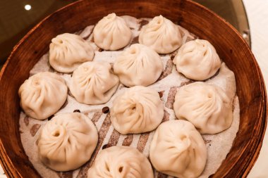 Çin ya da Tayvan usulü buharda pişirilmiş çorba köfteleri ya da bambu kabında 
