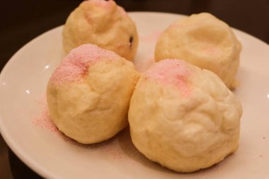 Çin usulü Şangay usulü tatlıyı yakın plan. Kırmızı fasulyeli kızarmış muzlu çörek. Adı 