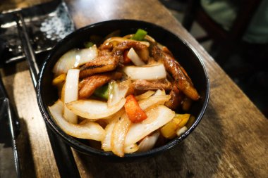 Çin usulü, kızarmış domuz pirzolası, soğanlı, biberli ve siyah kaseli.
