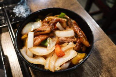 Çin usulü, kızarmış domuz pirzolası, soğanlı, biberli ve siyah kaseli.