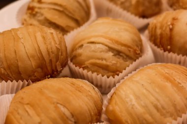 Çin usulü kızarmış puf börekleri. İçi kıyılmış şalgam, fırında turp keki.