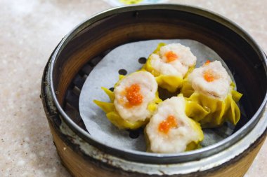 Hong Kong 'daki Çin Çay Evi' nde domuz eti ve karidesle dolu bambu kafes sepetinde Çin Siu Mai Dim Sun 'a yakın bir yerde.