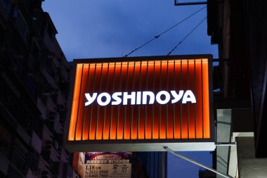 Tsim Sha Tsui, Hong Kong - 10 Ağustos 2024: Açık hava ilan panosu Japon restoranı Yoshinoya 'nın açık hava tabelası