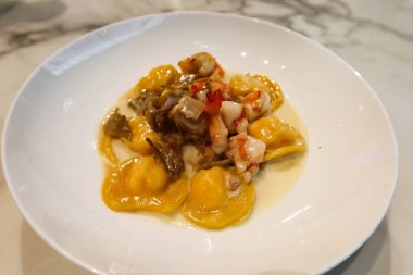 İtalyan karidesli ravioli ve tereyağı sosu.