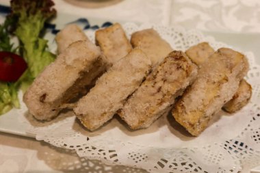 Çin usulü Chaozhou stili Chiu Chow Kızarmış Taro 'yu beyaz tabakta şekerle birlikte fırlat.