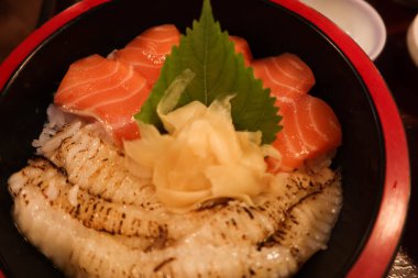 Japon çiğ somon balığı, Flounder Sashimi, pilav ve zencefilli kırmızı bir çörek.
