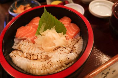 Japon çiğ somon balığı, Flounder Sashimi, pilav ve zencefilli kırmızı bir çörek.